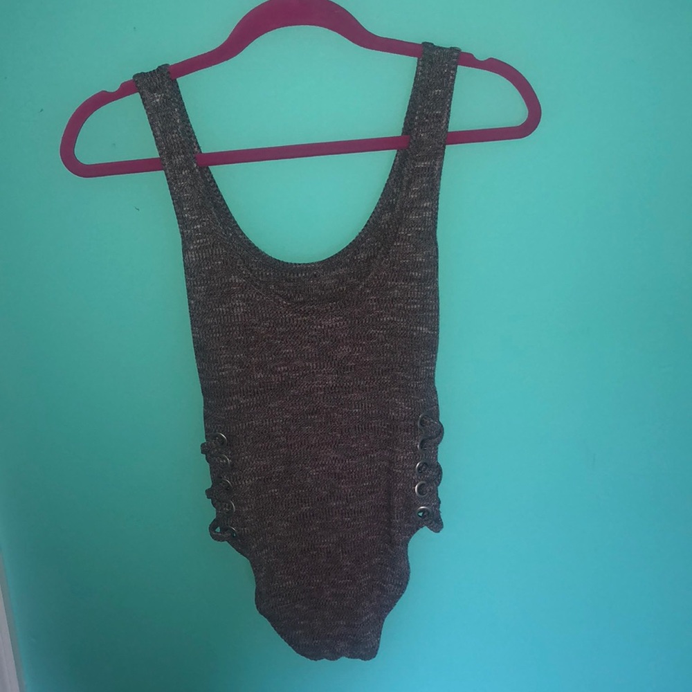 One piece - Picture 2 of 4